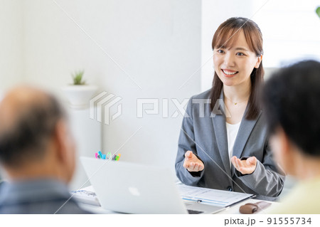 営業 相談 説明 遺言 相続 遺留分 生前贈与 接客 来客 老夫婦 打合せ 営業 相談 説明 遺言 相続 遺留分 生前贈与 接客 来客 老夫婦 打合せ 91555734