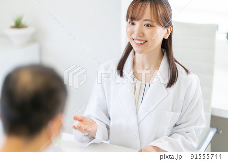 薄毛治療カウンセリング　白衣 91555744