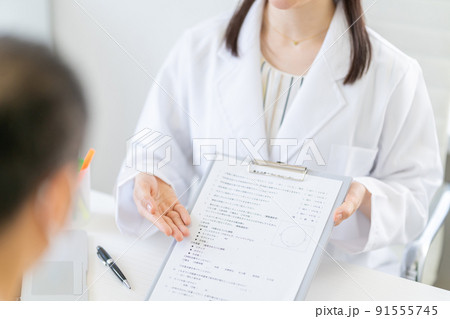 薄毛治療カウンセリング　白衣 91555745