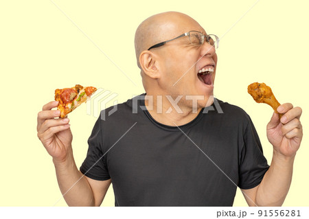 ピザとフライドチキンを食べる男性 ピザとフライドチキンを食べる男性 91556281
