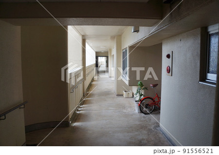 大型団地の廊下 大型団地の廊下 91556521