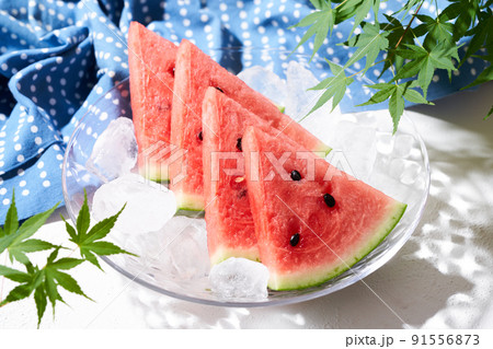 ひんやり冷えたスイカ 91556873