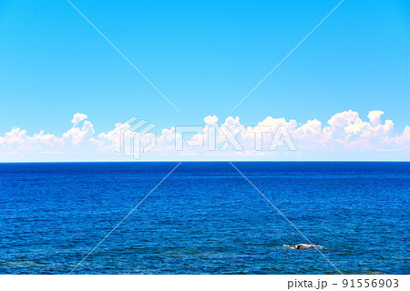 室戸岬から望む水平線の彼方に発達中の入道雲 91556903