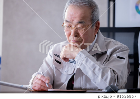 中小企業の社長イメージ 経営不振に悩む社長 中小企業の社長イメージ 経営不振に悩む社長 91556957