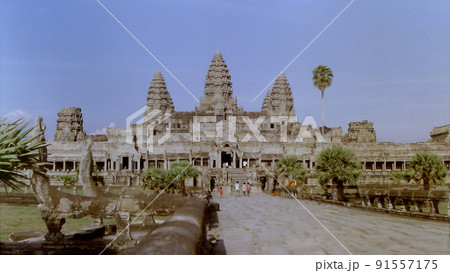Angkor Wat / アンコールワット遺跡（正面，ワイド） 91557175