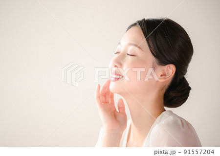 美容を気にする女性 91557204