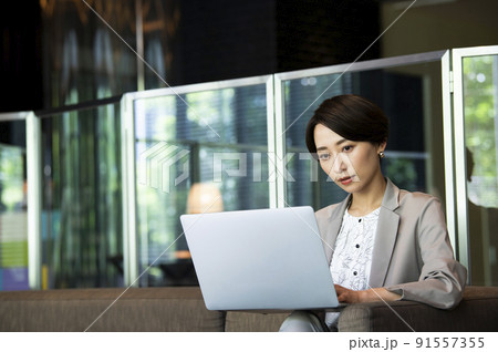 ビジネス　女性　オフィス　ノートパソコン 91557355