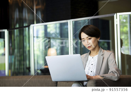 ビジネス 女性 オフィス ノートパソコン ビジネス 女性 オフィス ノートパソコン 91557356