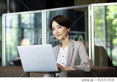 ビジネス 女性 オフィス ノートパソコン ビジネス 女性 オフィス ノートパソコン 91557358