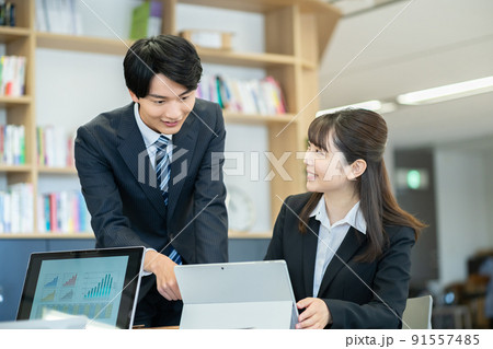 女性社員 男性社員 ビジネス、ビジネスイメージ、ビジネスシーン、会社、会社員、仕事 女性社員 男性社員 ビジネス、ビジネスイメージ、ビジネスシーン、会社、会社員、仕事 91557485