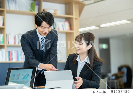 女性社員 男性社員 ビジネス、ビジネスイメージ、ビジネスシーン、会社、会社員、仕事 女性社員 男性社員 ビジネス、ビジネスイメージ、ビジネスシーン、会社、会社員、仕事 91557486