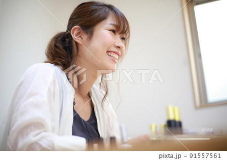 笑顔の女性ネイリスト 笑顔の女性ネイリスト 91557561