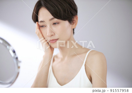 小じわが気になるミドル女性 91557958