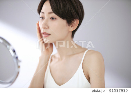 小じわが気になるミドル女性 小じわが気になるミドル女性 91557959