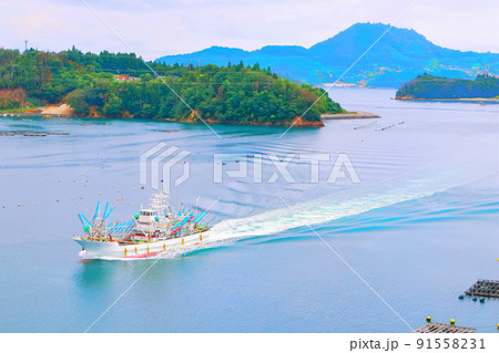漁場へ急ぐ漁船と気仙沼湾の風景 91558231