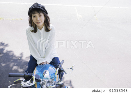 バイク女子イメージ　バイクにまたがる若い女性 91558543