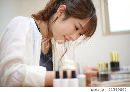 ネイルをする女性 91559092