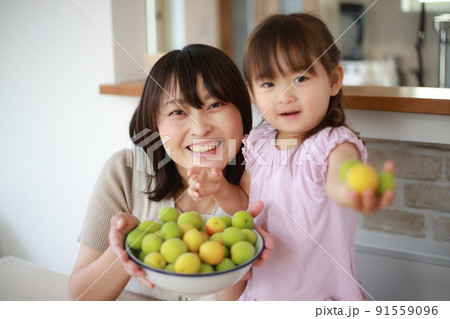梅を持つ親子 91559096