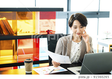 ビジネス 女性 オフィス ノートパソコン ビジネス 女性 オフィス ノートパソコン 91560265