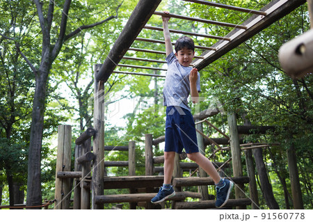 公園で元気に遊ぶ男の子 91560778