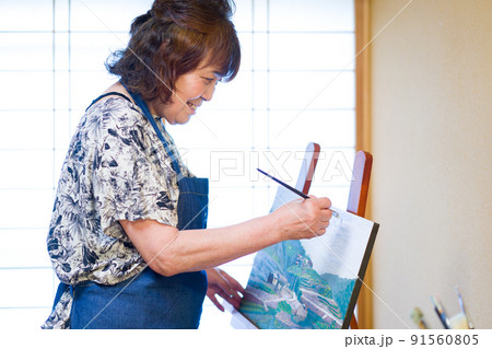 絵を描くシニア女性 絵を描くシニア女性 91560805