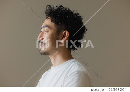 髭の男性 白T 髭の男性 白T 91563204