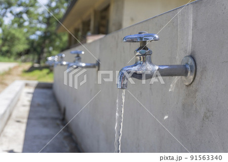 屋外の水道の蛇口 91563340