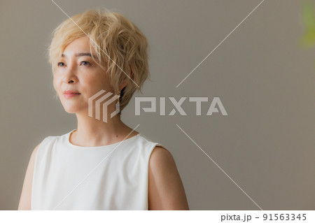 金髪のウィッグの女性 91563345