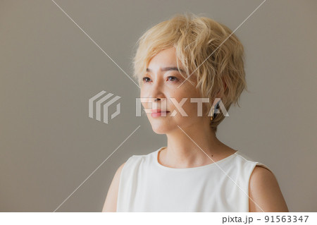 金髪のウィッグの女性 金髪のウィッグの女性 91563347