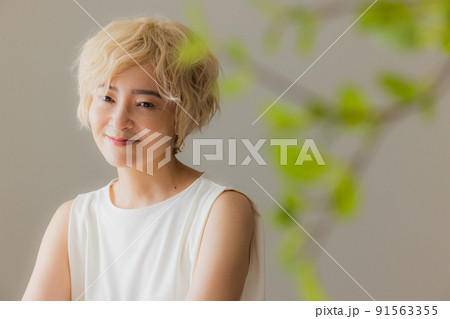 金髪のウィッグの女性 91563355