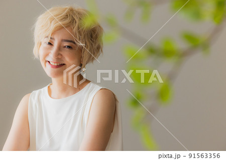 金髪のウィッグの女性 91563356
