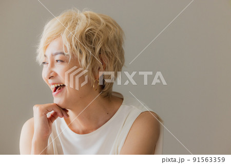 金髪のウィッグの女性 91563359