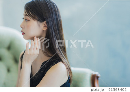 黒いワンピースの女性 黒いワンピースの女性 91563402