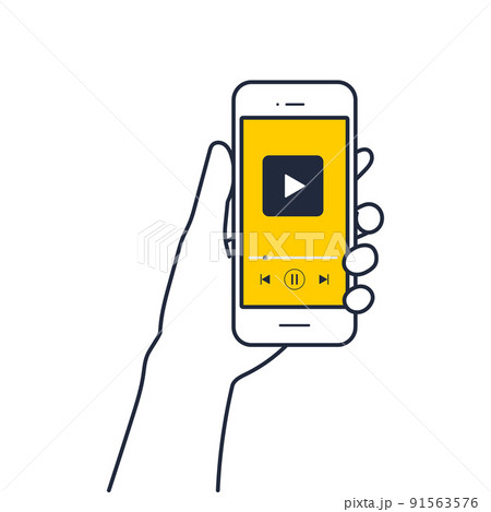 手に持ったスマホで動画を見る 91563576