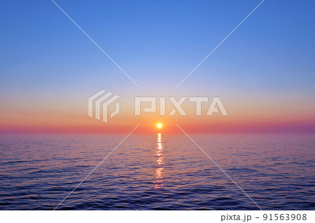 夜明けの太陽と海の風景 91563908
