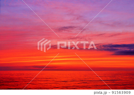 夕焼けに染まる海 夕焼けに染まる海 91563909
