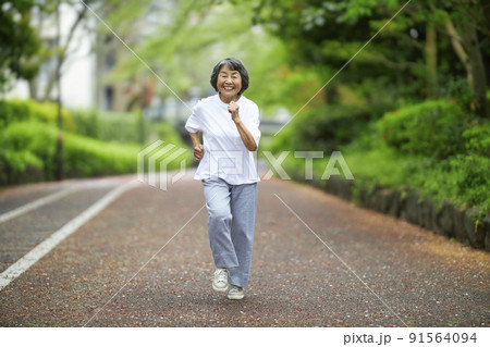 笑顔でジョギングするシニアの女性 91564094