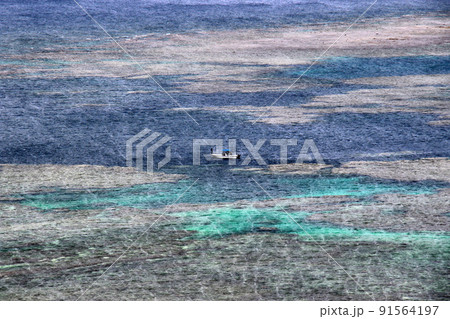 石垣島 平久保半島の先端、平久保埼 平久保遠見台 海岸線の沖を行く小船 石垣島 平久保半島の先端、平久保埼 平久保遠見台 海岸線の沖を行く小船 91564197