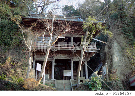 松山城跡の岩間に建つ懸崖造りの岩室観音堂／埼玉県比企郡吉見町 91564257