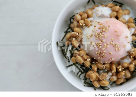 温泉たまごを乗せた小粒の納豆ご飯 91565092