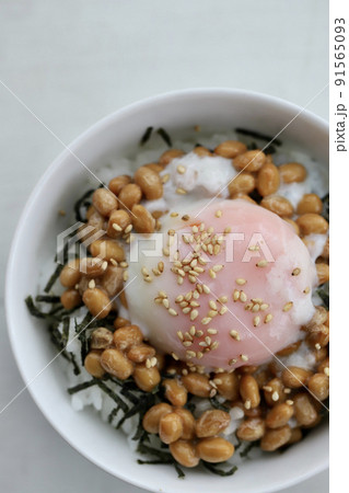 温泉たまごを乗せた小粒の納豆ご飯 温泉たまごを乗せた小粒の納豆ご飯 91565093