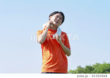 外で汗を拭く運動する男性 外で汗を拭く運動する男性 91565668