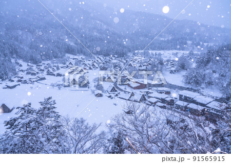 《岐阜県》積雪の白川郷・冬の合掌造り集落 91565915