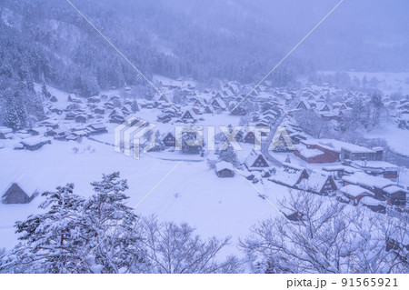 《岐阜県》積雪の白川郷・冬の合掌造り集落 91565921