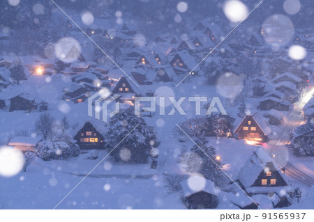 《岐阜県》積雪の白川郷・冬の合掌造り集落 91565937