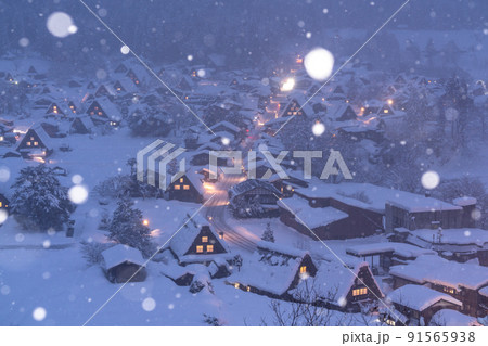 《岐阜県》積雪の白川郷・冬の合掌造り集落 91565938