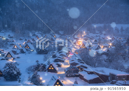 《岐阜県》積雪の白川郷・冬の合掌造り集落 《岐阜県》積雪の白川郷・冬の合掌造り集落 91565950