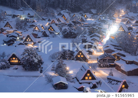 《岐阜県》積雪の白川郷・冬の合掌造り集落 91565965