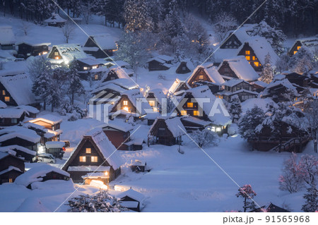 《岐阜県》積雪の白川郷・冬の合掌造り集落 《岐阜県》積雪の白川郷・冬の合掌造り集落 91565968