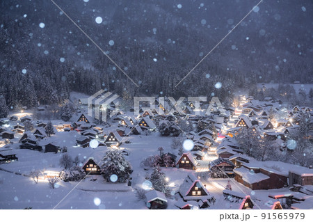 《岐阜県》積雪の白川郷・冬の合掌造り集落 《岐阜県》積雪の白川郷・冬の合掌造り集落 91565979